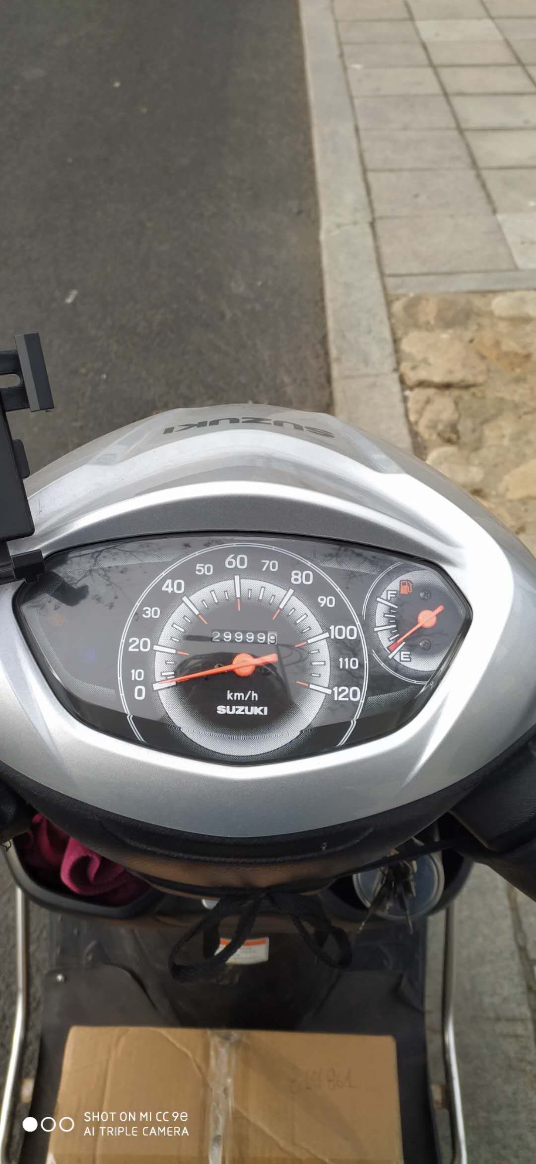 铃木uu125和uy125和ue125怎么选,铃木uu125踏板能放多大的外卖箱