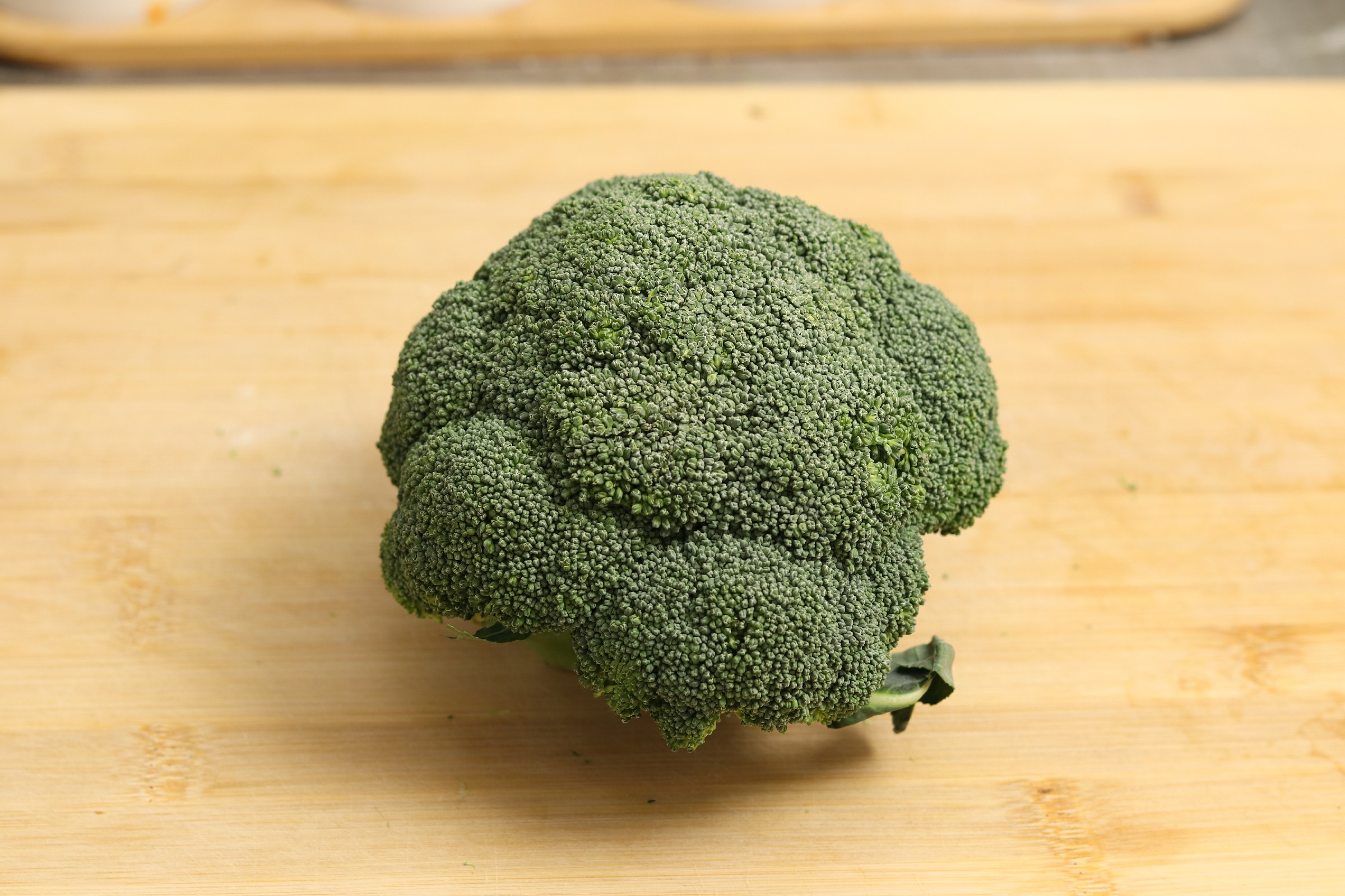 西兰花必须焯水炒最好吃不上火,炒西兰花焯水的正确做法