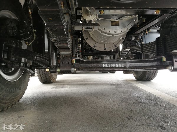 新款华菱轻量化8x4搅拌车,8分钟换电池汽车