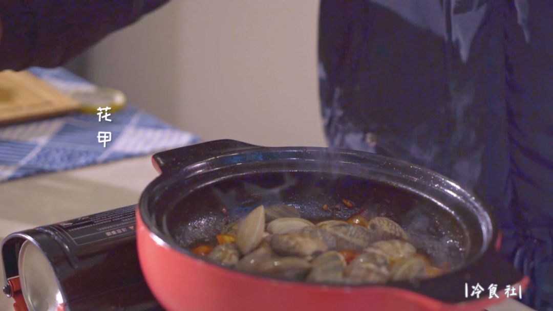 五分钟快手花甲米线，鲜辣爽口，一看就会，在家也轻能轻松搞定