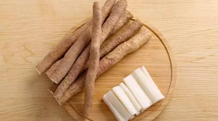 冬天皮肤干燥嘴唇干裂用什么,冬天嘴唇总干裂流血什么原因