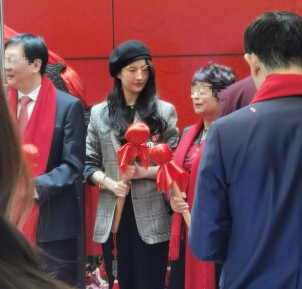 刘亦菲活动照黑色卷发,刘亦菲恋爱通告活动图