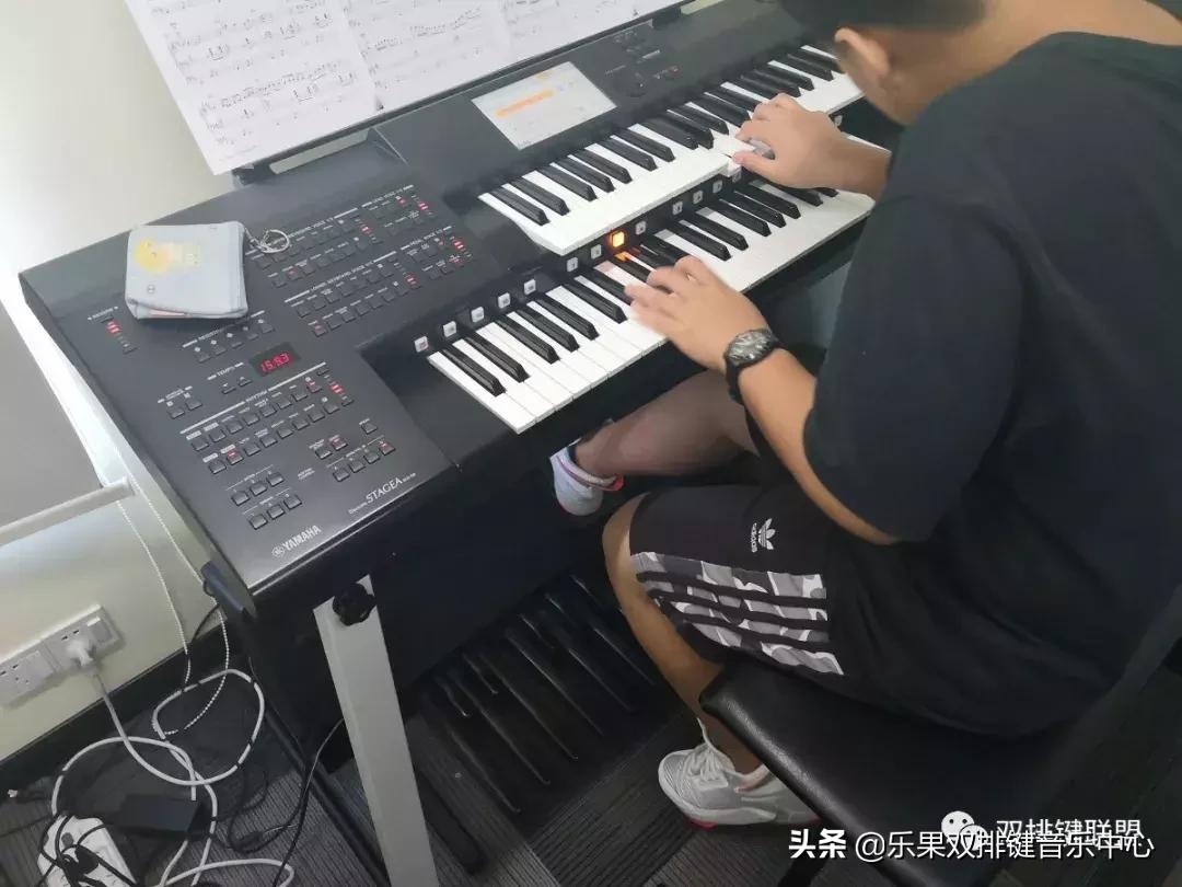 坚持不懈、超越自我，用双排键诠释体育精神