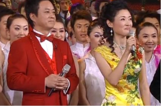 央视春晚三分钟历史回顾,央视春晚大屏幕有黑屏