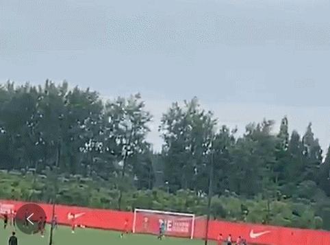 李铁赛后受访吹头发,李铁赛后发布会吹头发完整版