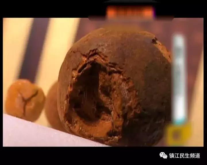 淘到宝了？他在羊肚子里掏出两块黑色“石头”，每克价值上万？