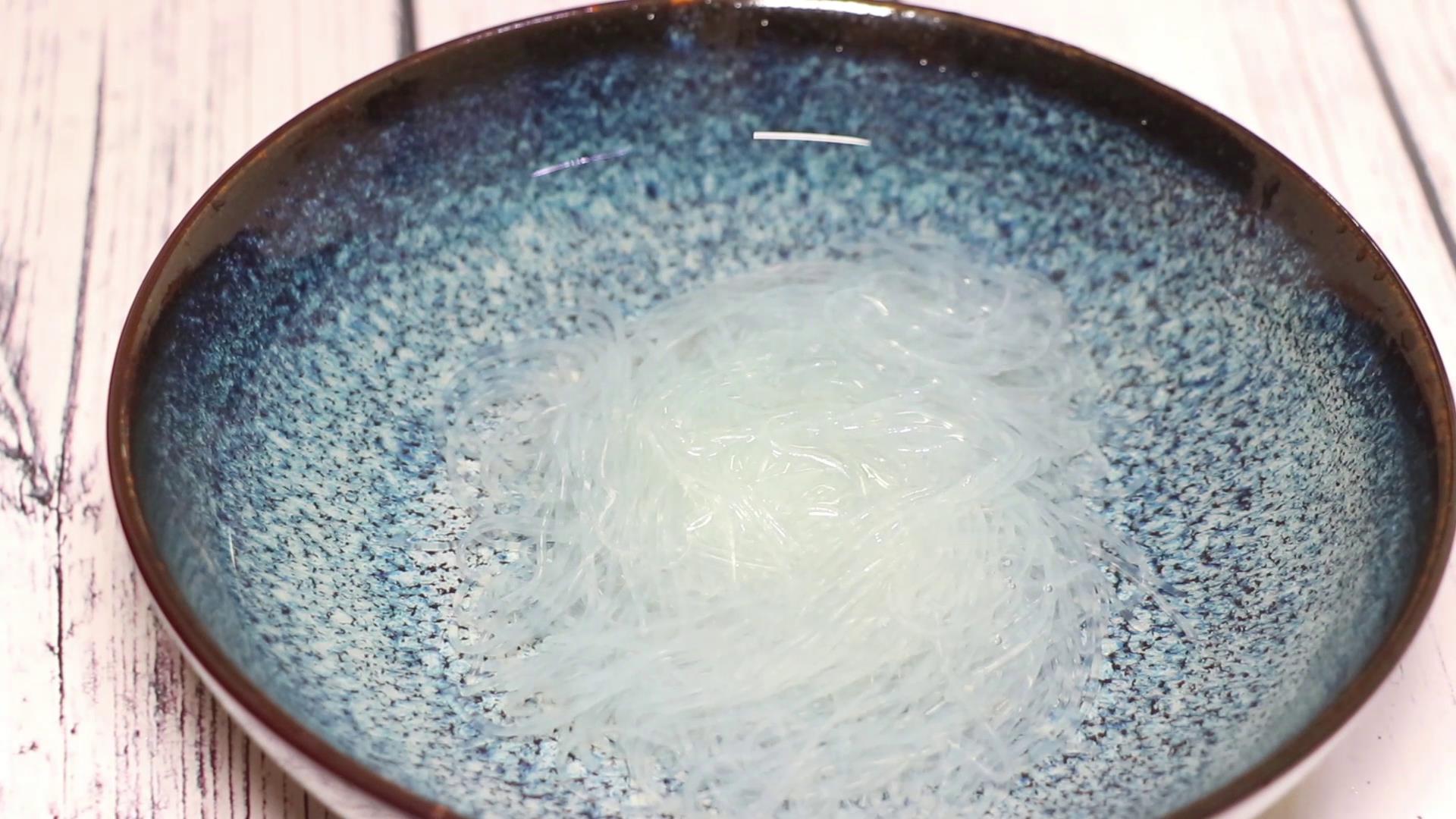 做凉拌菜粉丝,凉拌粉丝就这么一碗都不够吃