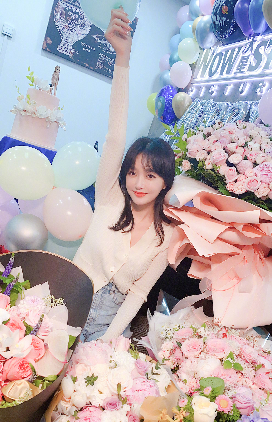 秦岚一身牛仔装亮眼美感,秦岚穿露肩上衣配紧身牛仔裤