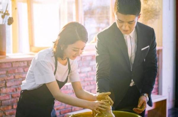 赵丽颖端着饭哭的视频,赵丽颖深夜发个汉堡的图片