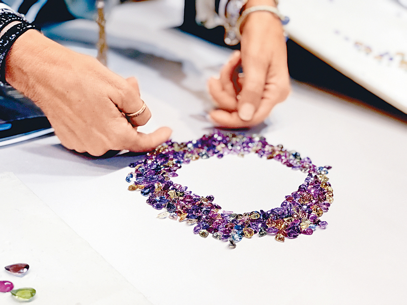 赏心悦目色彩斑斓,瑰丽彩宝唇膏