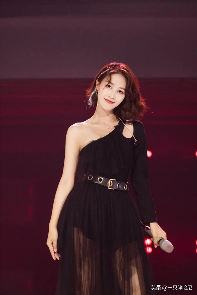 斜肩露半边肩衣服穿搭,夏天就要露肩