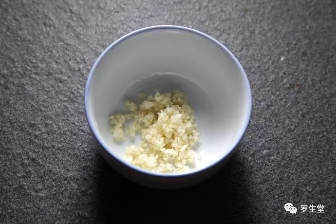 蒜泥茄子的蒜泥汁怎么调制,蒜泥茄子的蒜泥汁怎么调制浓稠