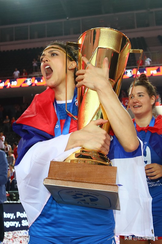 塞尔维亚女排卫冕欧锦冠军，贝尔格莱德全城雀跃欢腾