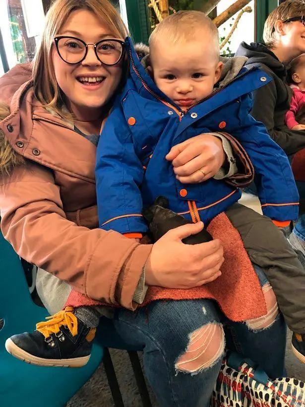 为防孩子吃太多零食,英国机智母亲买了台自动售货机回家