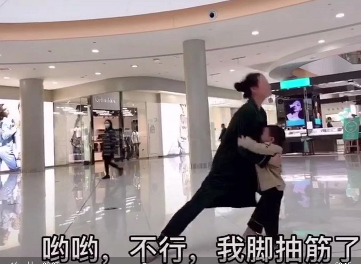 2月龄的宝宝抽筋是怎样的,2岁孩子要求抱抱正确方法