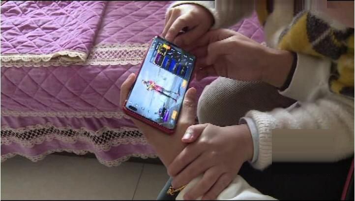 小孩子玩吃鸡充了4万元,小孩玩吃鸡充三万被母亲打死