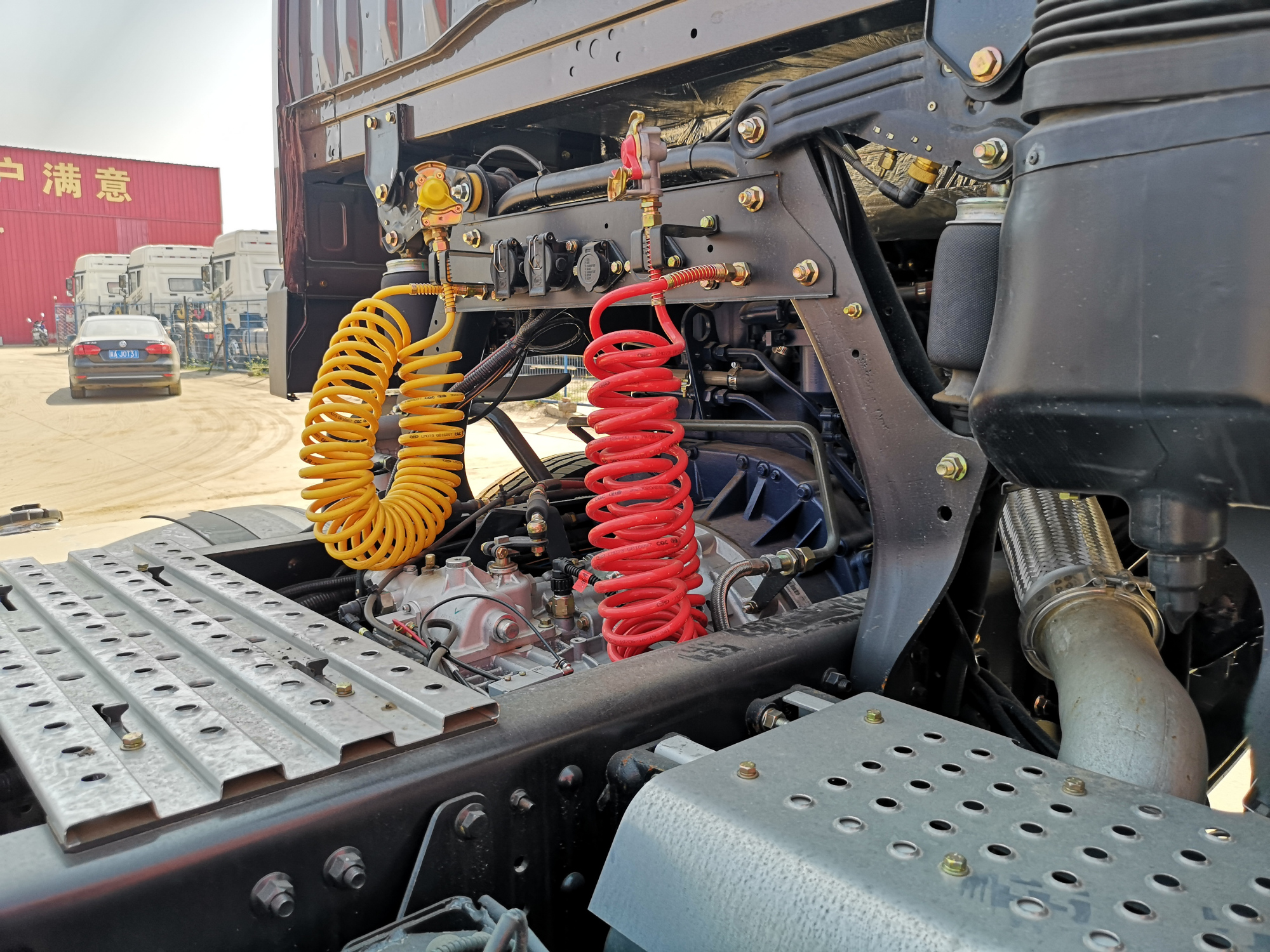 傻傻与天V分不清街头看解放悍V375重型牵引车