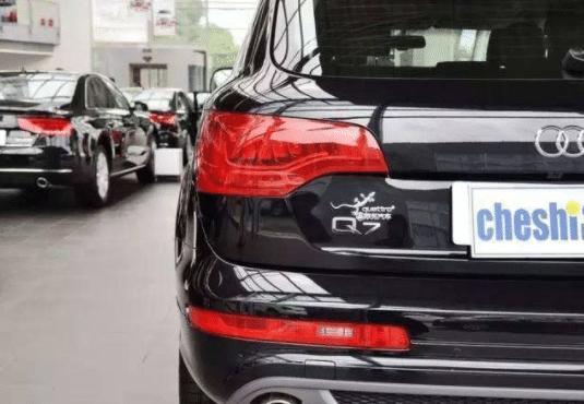 汽车尾部贴壁虎是干什么用的,汽车尾部贴壁虎是左还是右