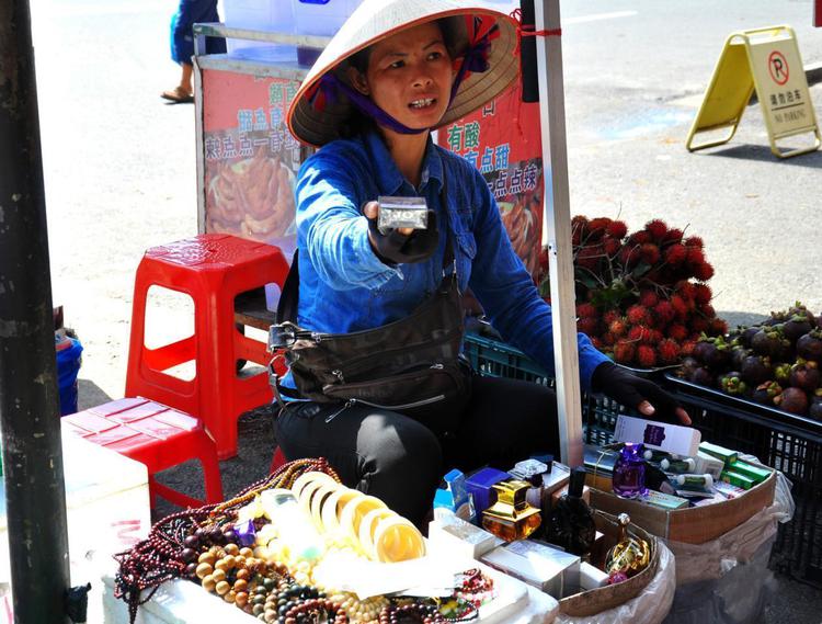来中越边界做大生意赚大钱的越南阿妹靓靓闷声发财！
