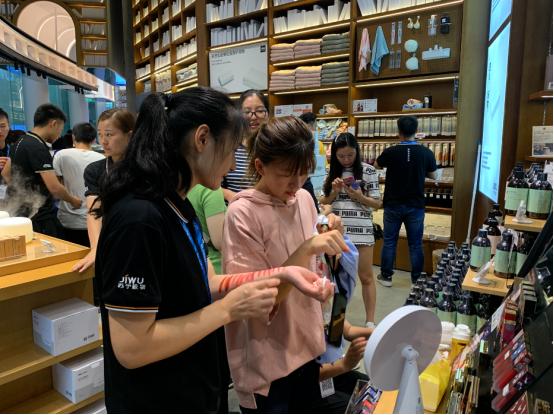 重庆小姐姐太给力，苏宁极物旗舰店刚一开业就被买爆