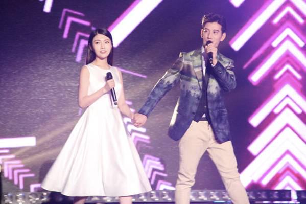 男友明目张胆劈腿,男友无情劈腿