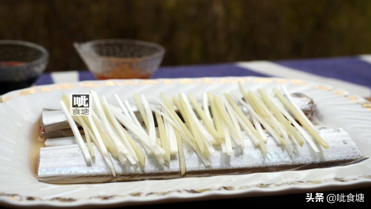 新鲜的带鱼清蒸几分钟,新鲜带鱼不用油煎怎么烧好吃