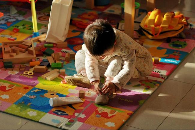 孩子认生的原因和解决方法,小孩什么时候会出现认生行为