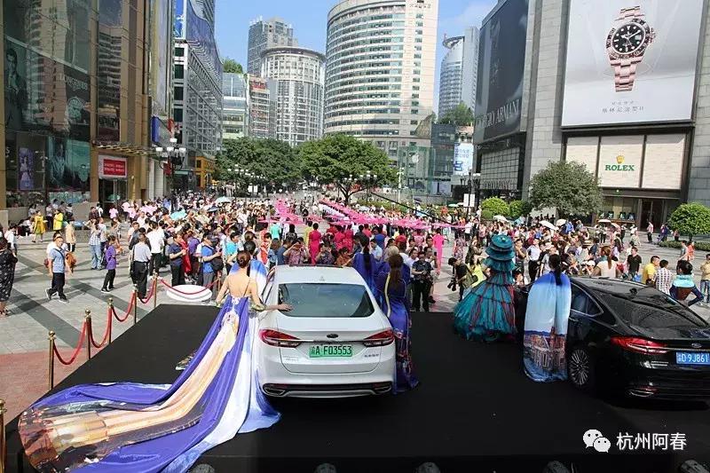 超百图再现2018年服装圈内那三十道靓丽风景……