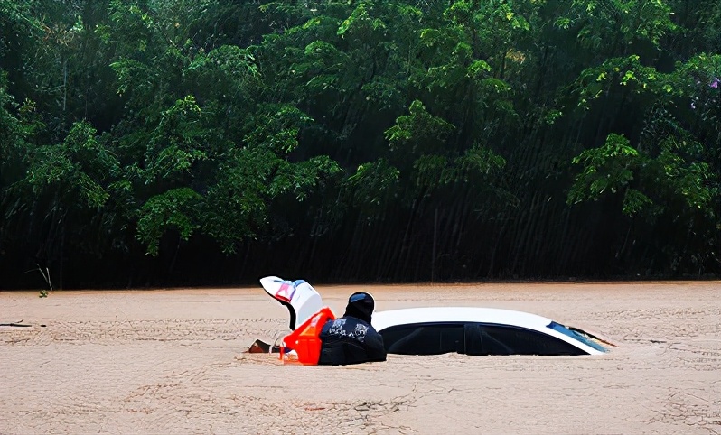 遭遇大暴雨被困民警及时转移群众,连续降雨民警解救被困群众