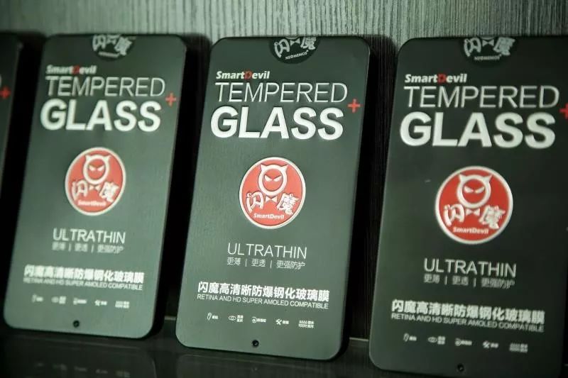 一天狂销300万单，最低2.9元的手机配件市场，靠性价比拿下00后