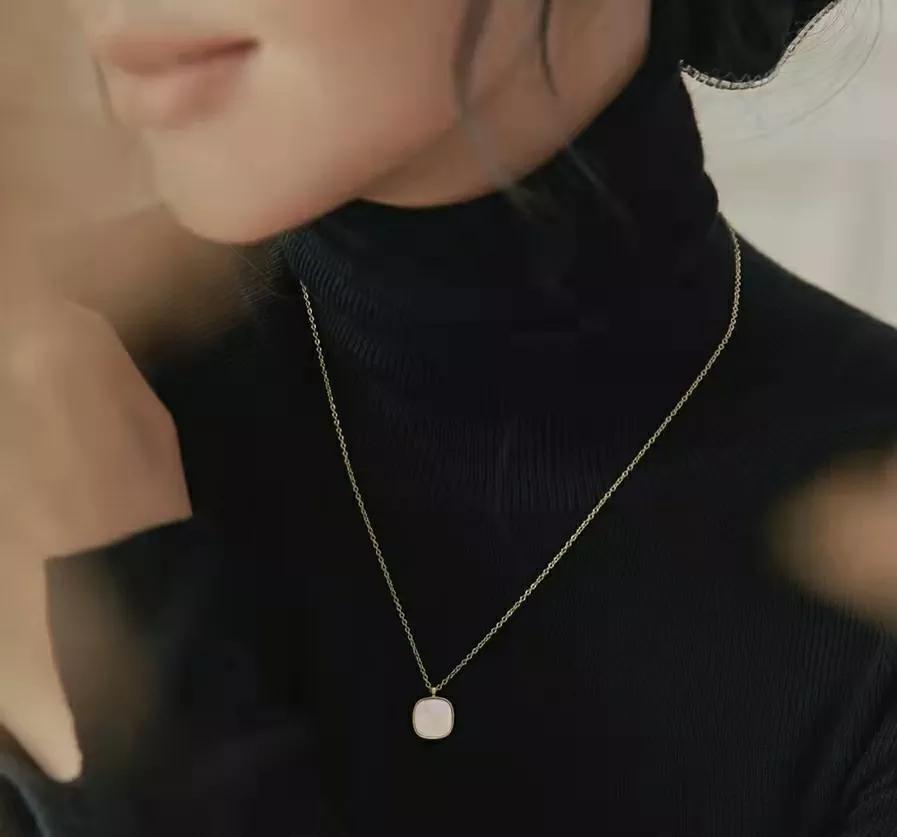 彩金项链春季搭配,黄金毛衣项链轻奢小众高级感