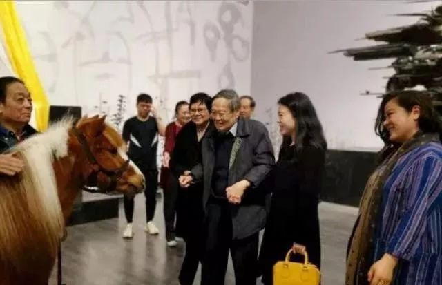 97岁杨振宁与43岁翁帆看画展,97岁的杨振宁和43岁的翁帆