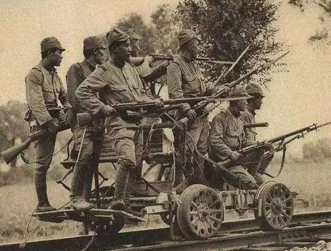 日军帽子上为什么会有一层网,日军帽子为什么有两个帘