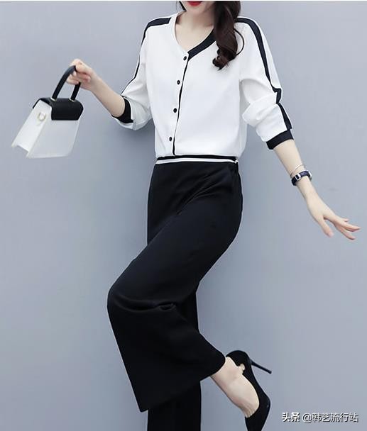 消费者永远喜爱最时尚黑白经典，成为韩国女装界的时尚焦点