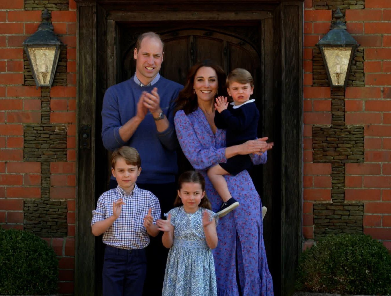 绿色印花裙堪称减龄神器，梅根凯特“抢”着穿，领口太低不避嫌？