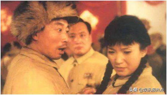 曾直指冯小刚“装洋蒜”，46岁娶小4岁三婚妻子，今64岁生活惬意