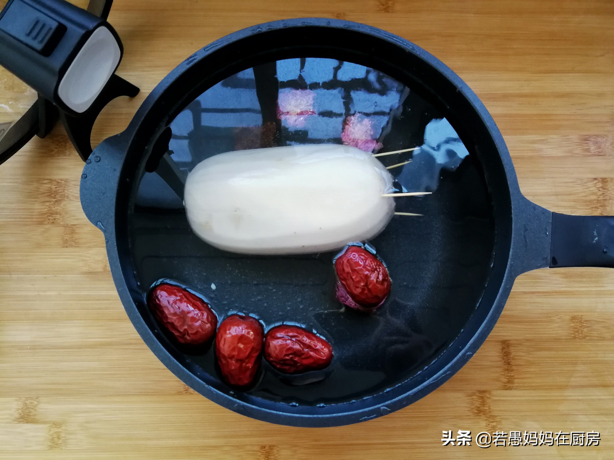 糯米藕怎么弄的又粘稠又好吃,桂花糯米藕怎么做红亮