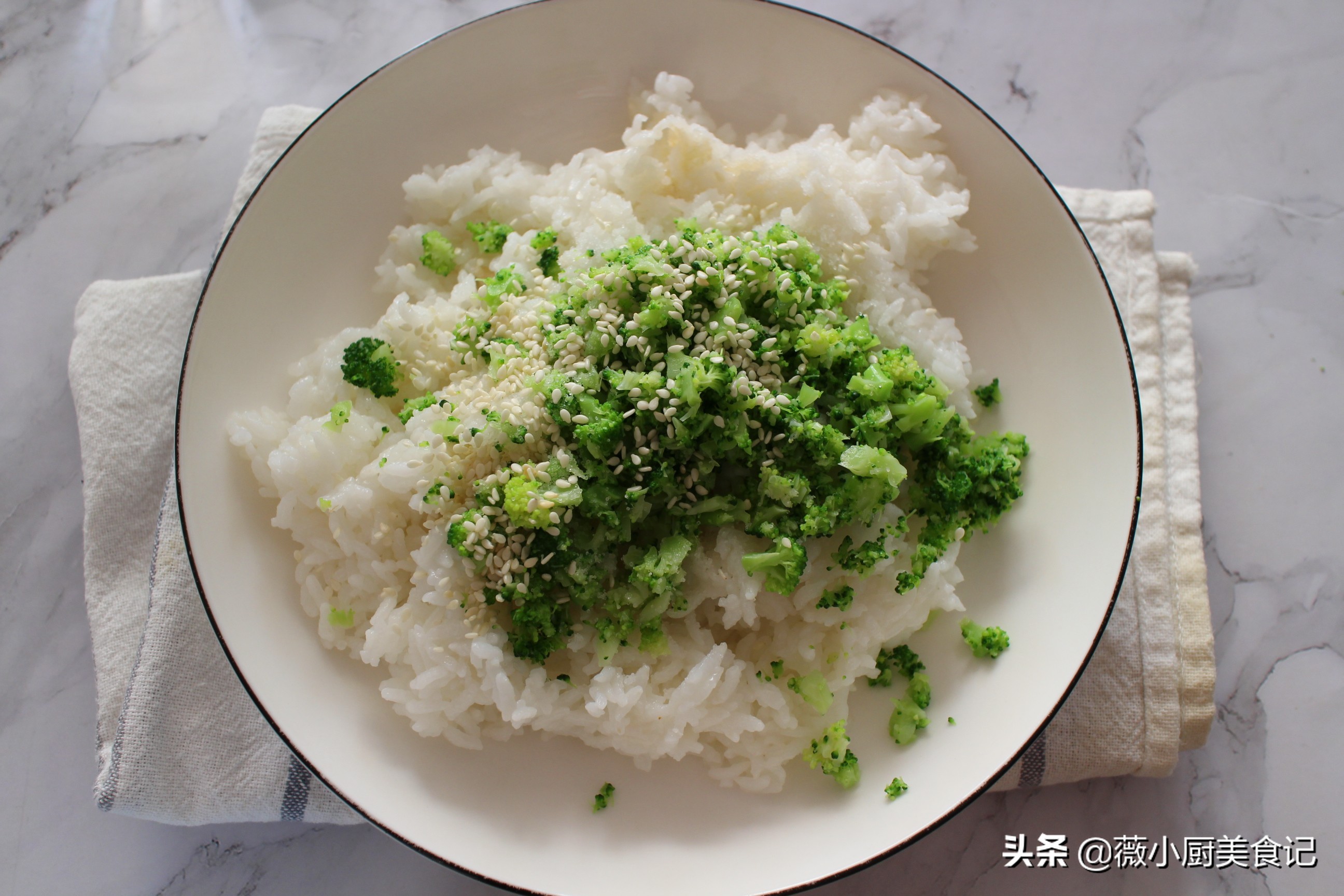 米饭换个吃法既做早餐又当零食,米饭芝士饭团