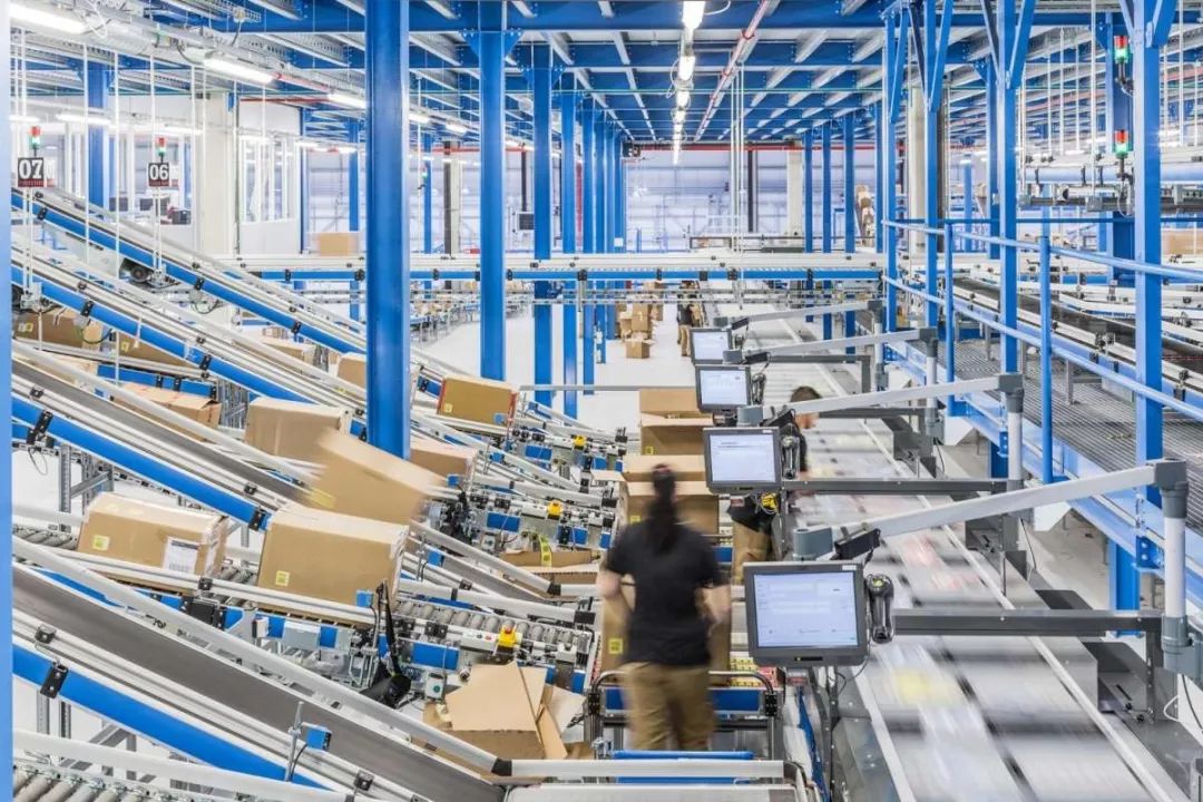 卖衣服的缇娜,卖衣服的包租婆