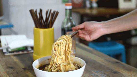 来重庆一定要吃正宗的重庆小面,为什么重庆人天天吃面还不胖