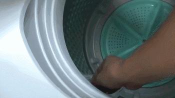 刚洗好的衣服总是会沾满毛絮,洗衣机洗带有粘条衣物怎么洗