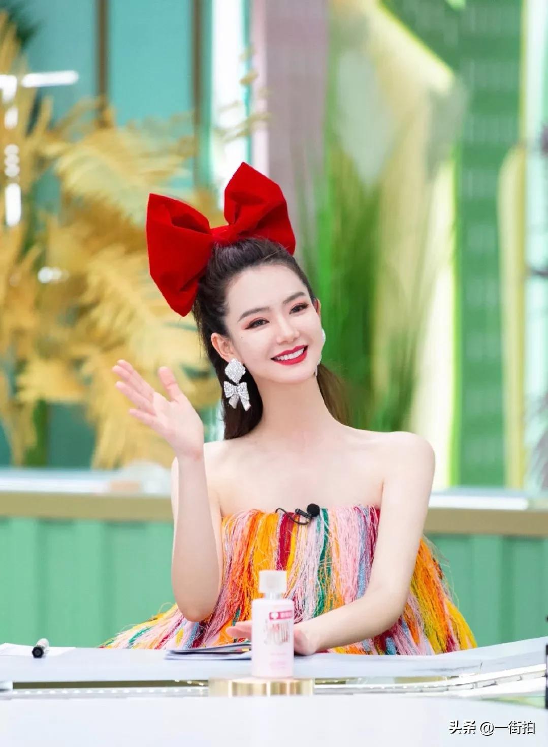 戚薇穿牛仔背带裙,戚薇吊带裙搭配图片