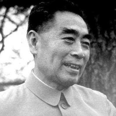 周总理最后2年，体重61斤平均40天一场手术，临终前苦等发妻