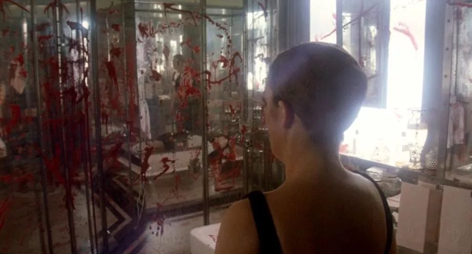 一个20岁小伙子的故事,一个20出头的男孩爱上一个女孩