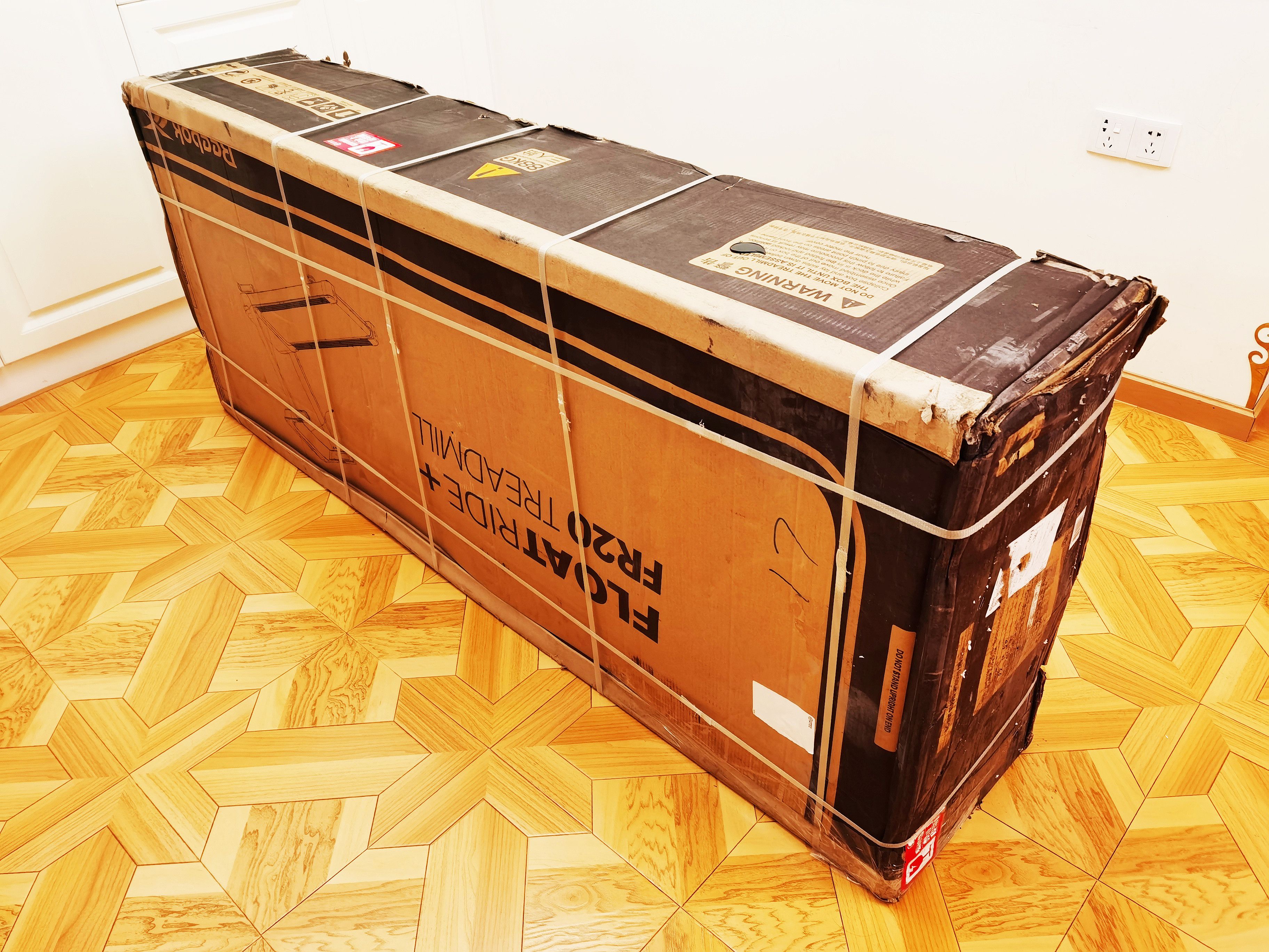 跟着小姐姐一起锻炼,跑步机推荐家用锐步