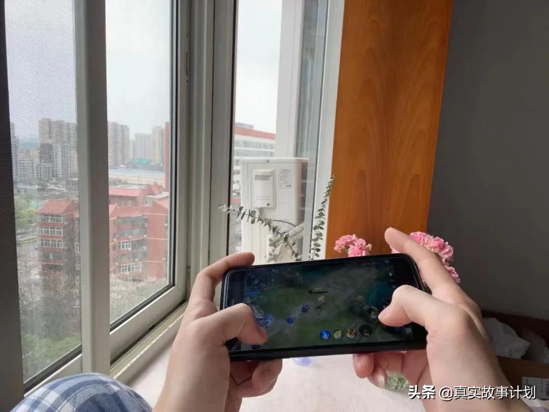 在游戏里氪金的年轻人:当英雄,需要几个648?