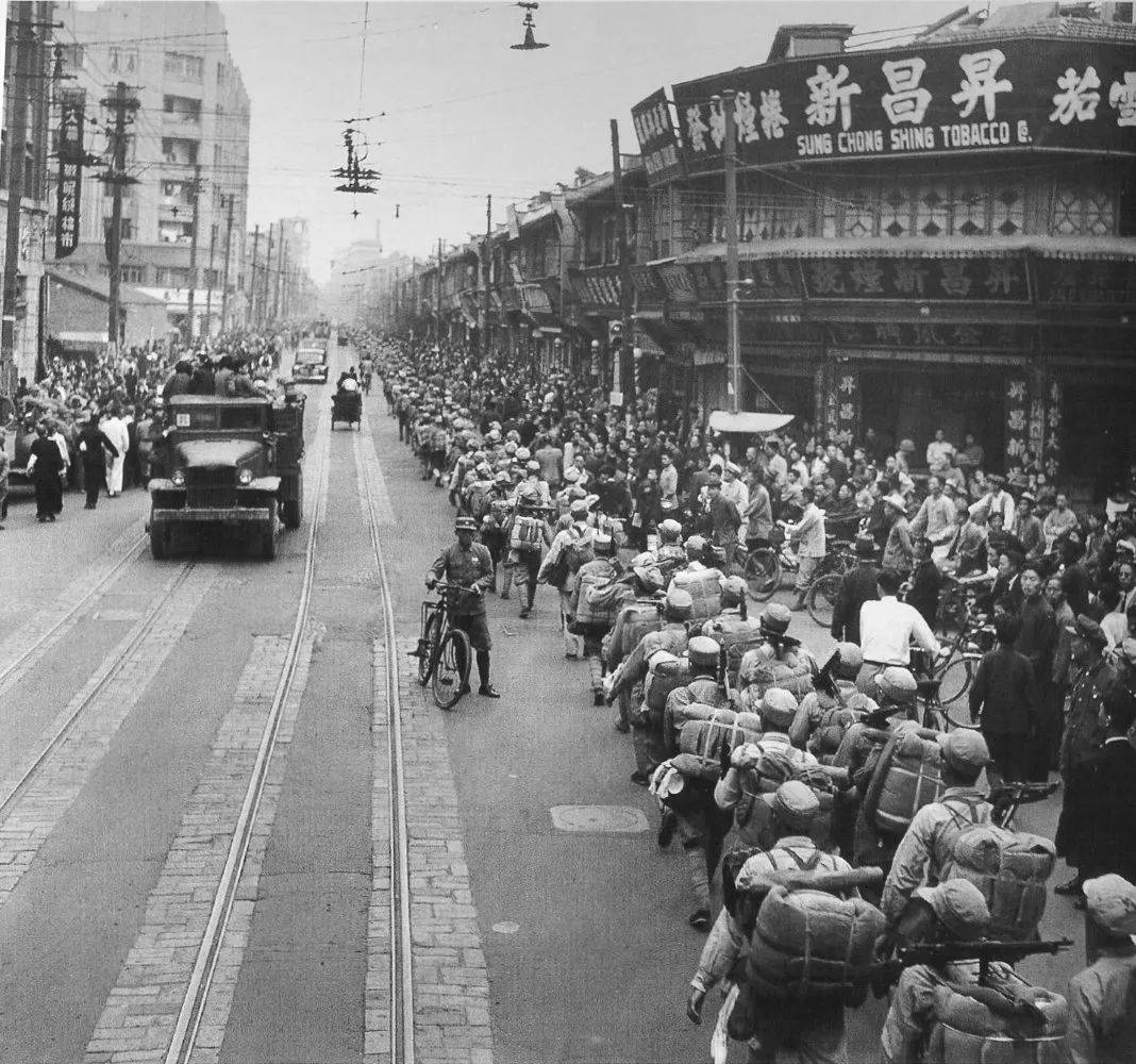 1949年,他设计的五星红旗当选为*旗国**,毛主席盛赞:就是要大团结