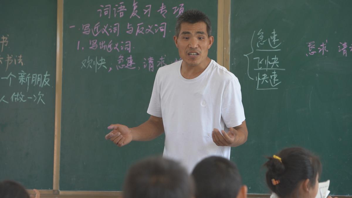 80后“白发校长”张鹏程：为了学生，不要“家”了