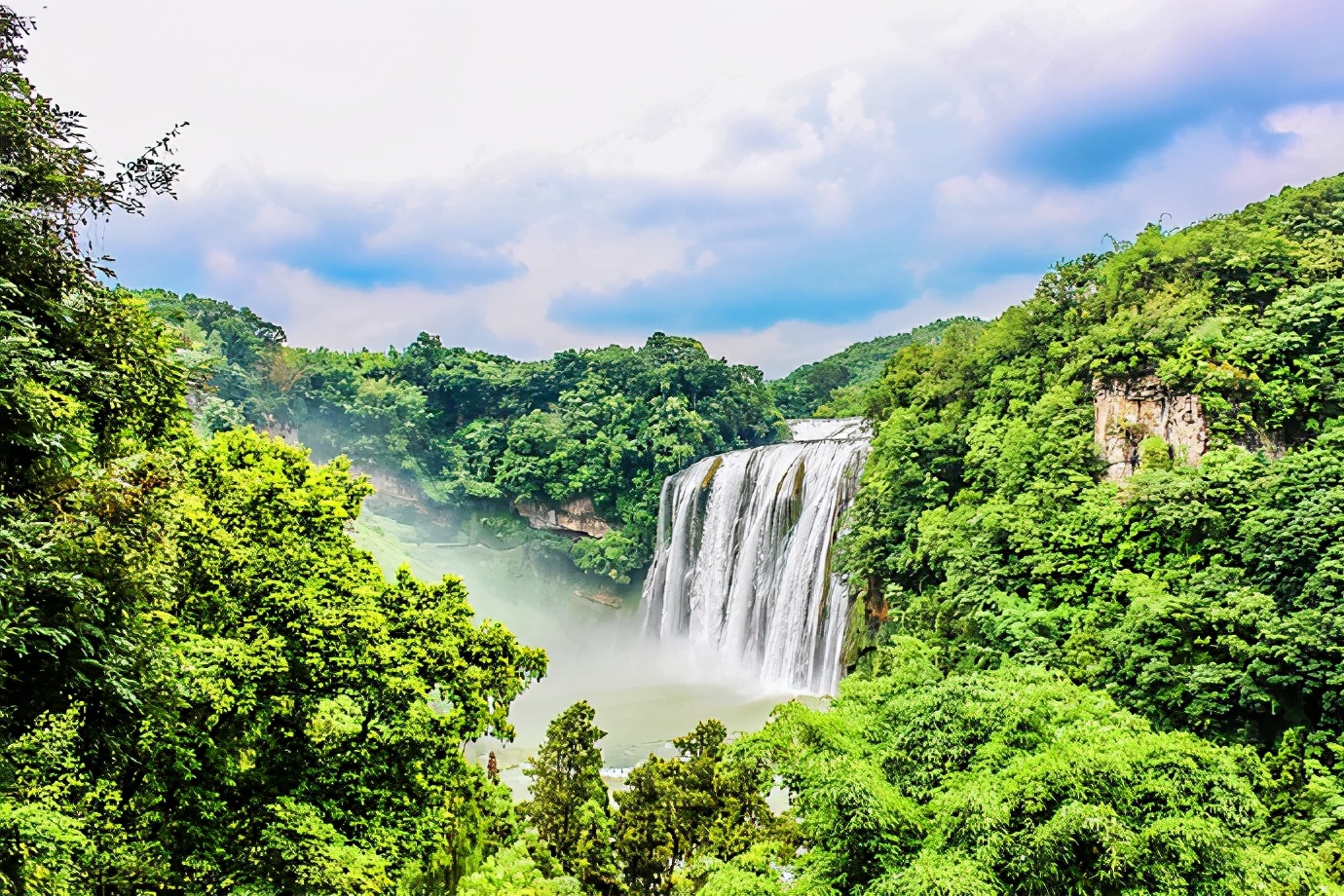 黄果树大瀑布，简直是疑是银河落九天的奇景，壮观而震撼