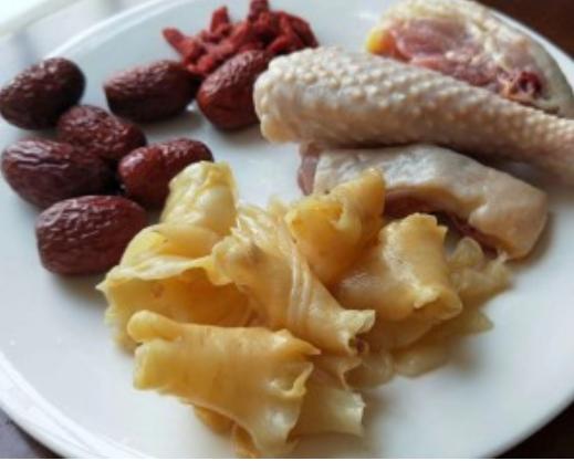 当归黄芪乌鸡补气血养生汤,当归党参黄芪花胶乌鸡汤做法